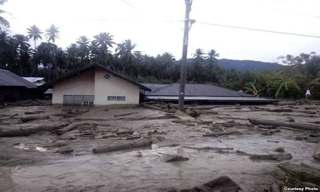 Rumah-rumah warga yang terendam lumpur pasca Banjir Bandang di desa Bangga, Kecamatan Dolo Selatan, Kabupaten Sigi, Sulawesi Tengah.