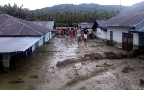 Warga memeriksa kondisi rumah-rumah yang terendam lumpur pasca Banjir Bandang di desa Bangga, Kabupaten Sigi, Sulawesi Tengah