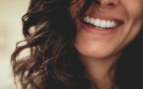 Manfaat Mengejutkan dari Tersenyum Bikin Kamu Awet Muda
