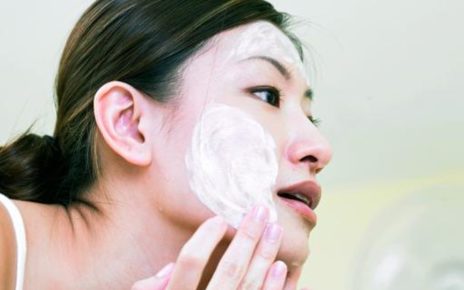 Tips Membersihkan Makeup dengan Benar Setelah Pakai Makeup Tebal