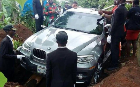 Aksi Seorang Pria ini Menguburkan Jenazah Ayahnya Di Mobil Mewah
