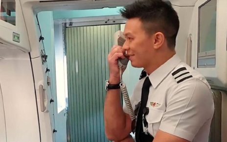 Momen Manis saat Pilot Beri Kejutan untuk Orangtuanya di Pesawat