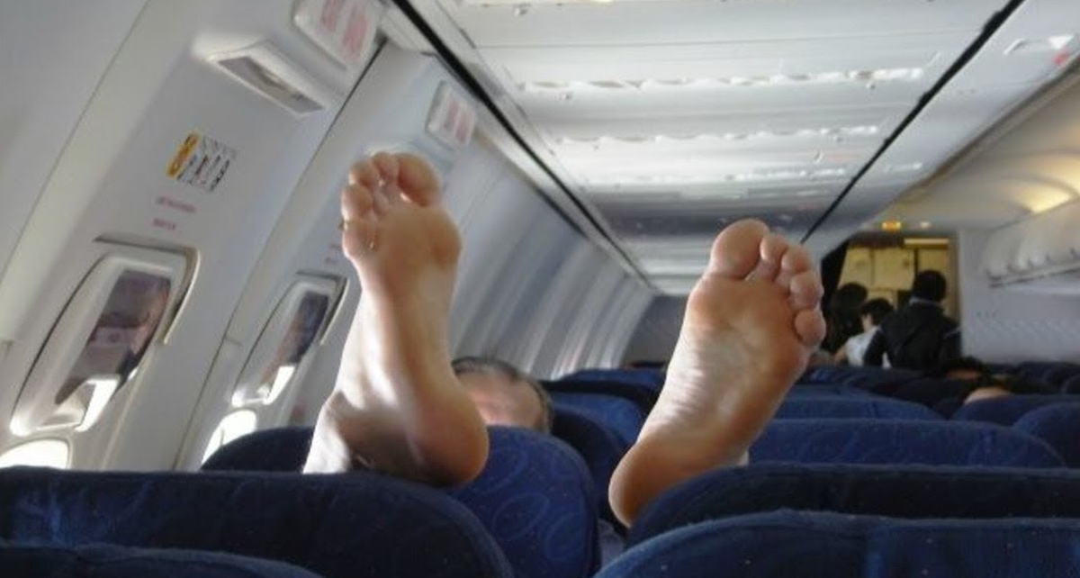 Beberapa Bukti Berbahaya Pada Saat Lepas Sepatu Di Dalam Pesawat