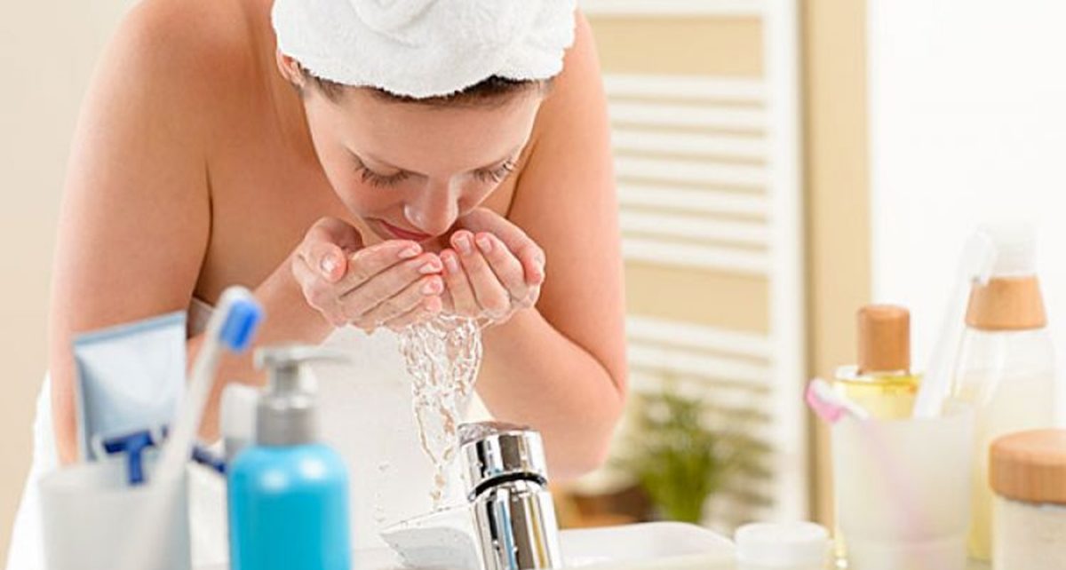 Manfaat Cuci Muka Dengan Air Hangat Sebelum Tidur