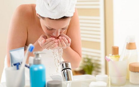 Manfaat Cuci Muka Dengan Air Hangat Sebelum Tidur