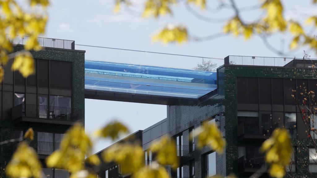 Pertama di Dunia Sky Pool Melayang di Jalan Kota London