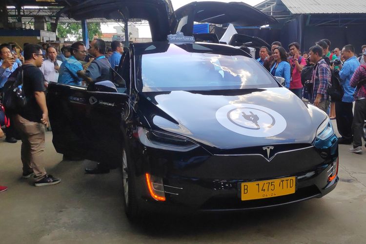 Transformasi Taksi Blue Bird Selama 49 Tahun Dulu Holden Kini Tesla