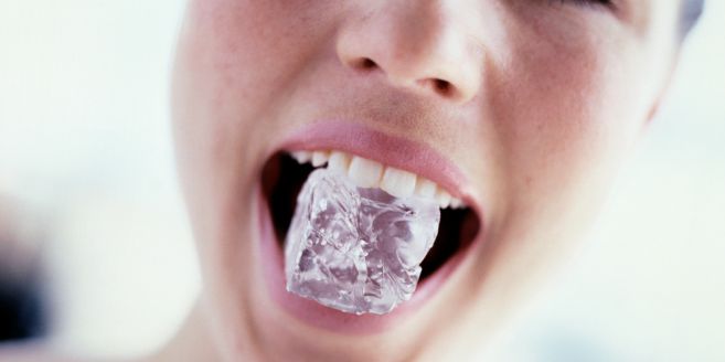Mengunyah Es Batu Berdampak Buruk Bagi Kesehatan Gigi